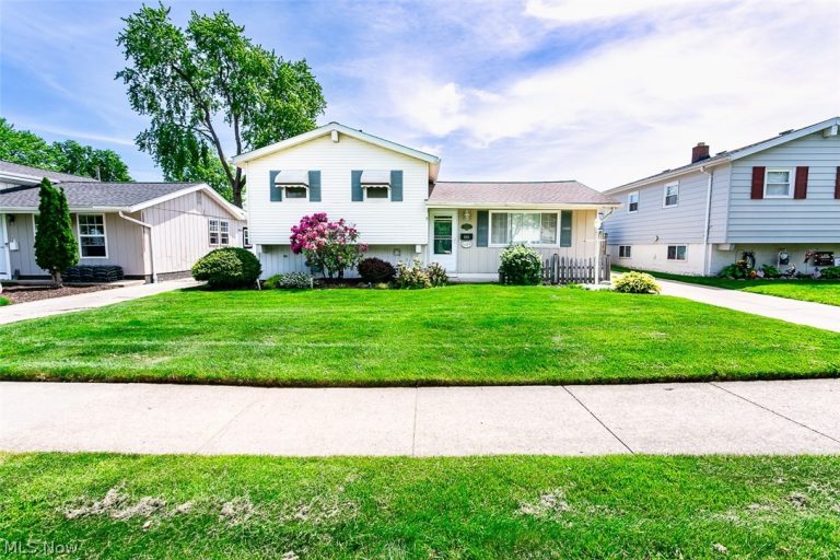 6379 Edgehurst Drive, Brook Park, OH - Photo 4
