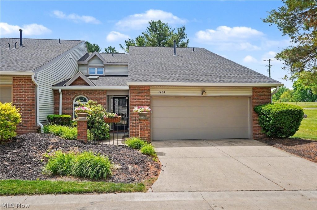 1904 Indian Hills Trail, Akron, OH