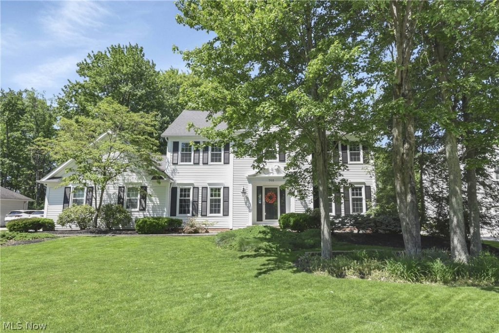 705 Lake Trail, Aurora, OH