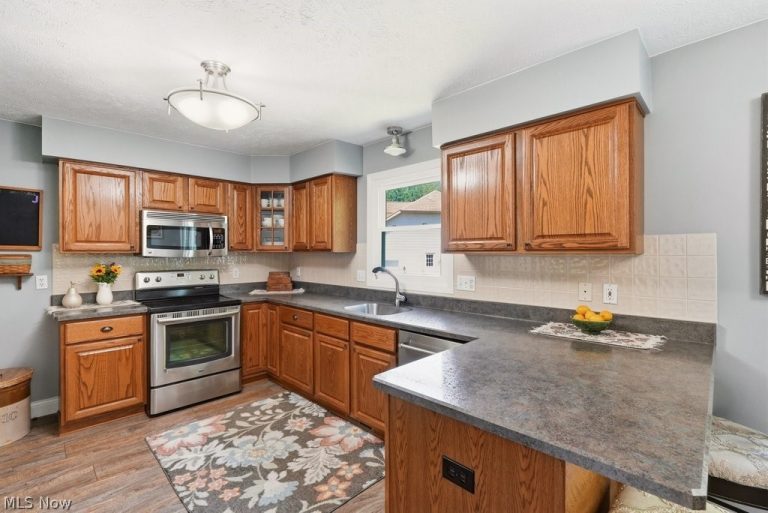17357 Andras Drive, Walton Hills, OH - Photo 8
