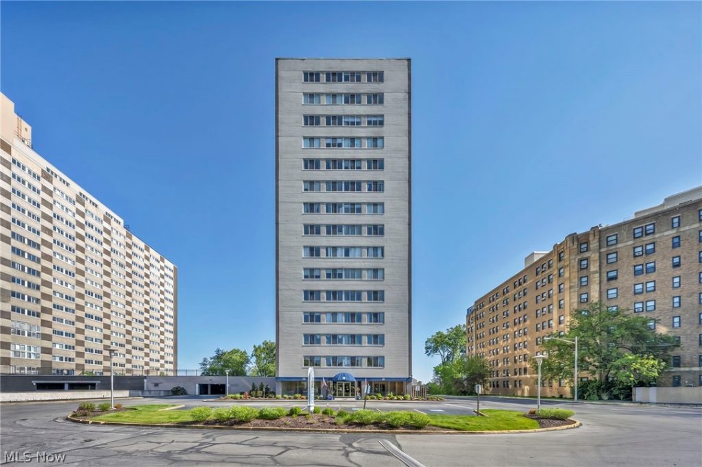 12520 Edgewater Drive #1106, Lakewood, OH