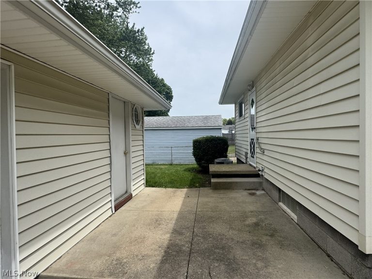 905 Carnegie Avenue, Akron, OH - Photo 3