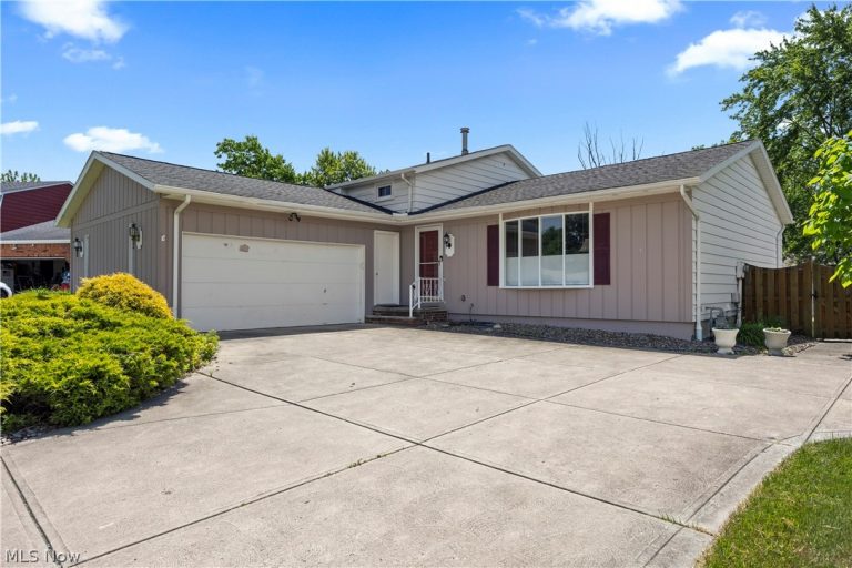 20563 Holly Circle, Strongsville, OH - Photo 3