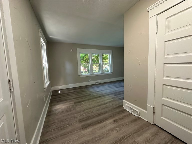 493 Bacon Avenue, Akron, OH - Photo 5