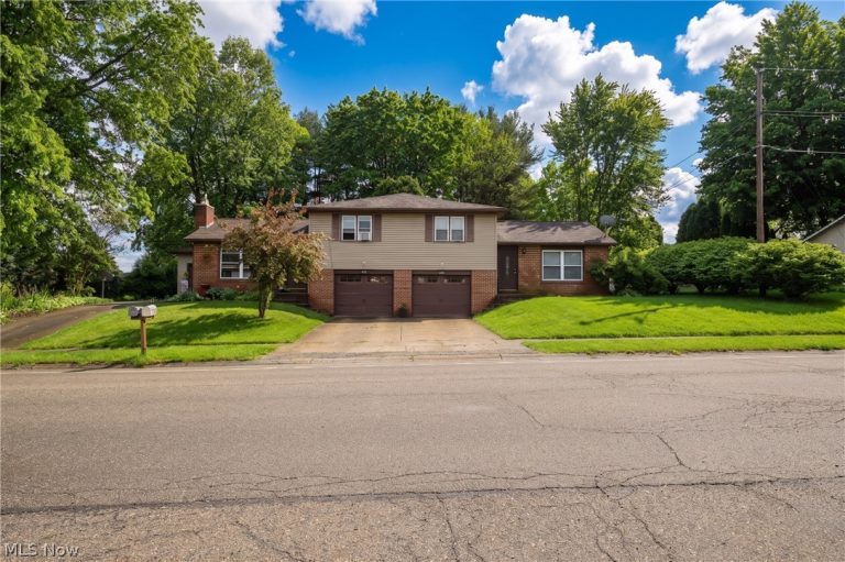 824-826 Reno Drive, Louisville, OH, 44641