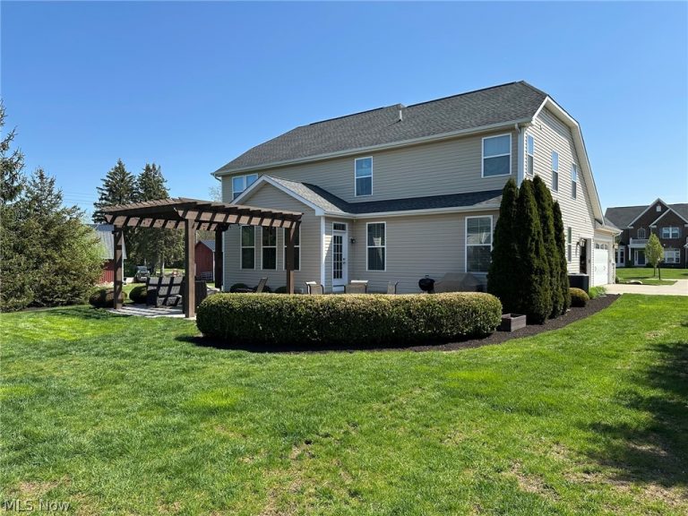 2556 Palmer Lane, Avon, OH - Photo 2