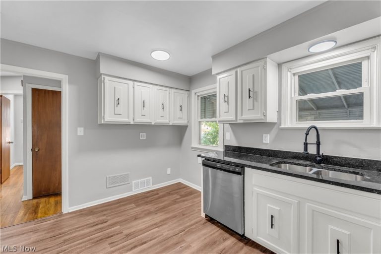20051 Green Oak Drive, Euclid, OH - Photo 6