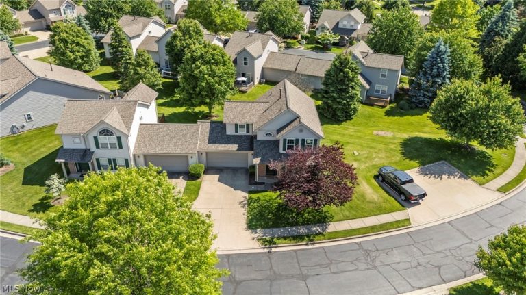16093 Primrose Circle, Middleburg Heights, OH - Photo 4