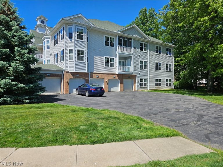 718 Aqua Marine Boulevard, Avon Lake, OH - Photo 2