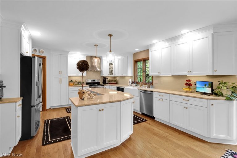 8015 Hansom Place, Mentor, OH - Photo 3