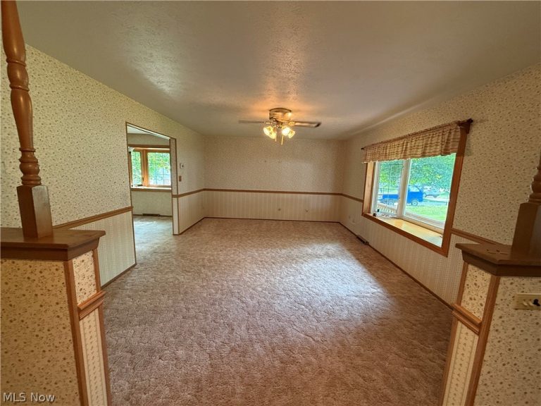 9812 Vienna Drive, Parma, OH - Photo 8
