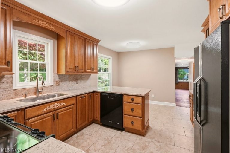 8700 Bradford Lane, Brecksville, OH - Photo 6