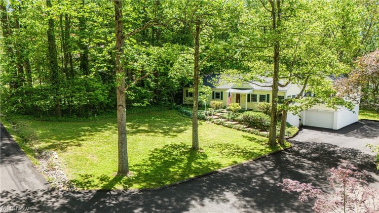 8253 Summit Drive, Chagrin Falls, OH - Photo 4