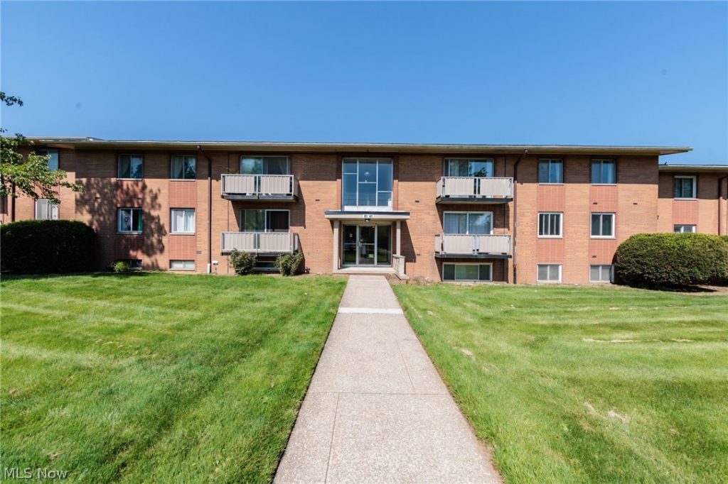 21841 River Oaks Drive #B5, Rocky River, OH
