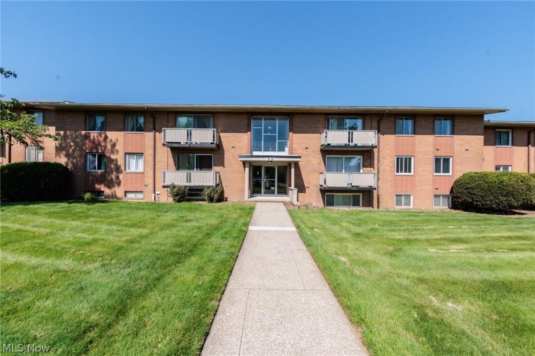 21841 River Oaks Drive #B5, Rocky River, OH, 44116