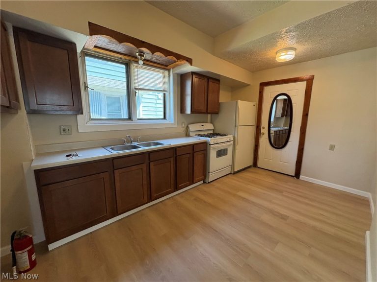 565 Brown Street, Akron, OH - Photo 2