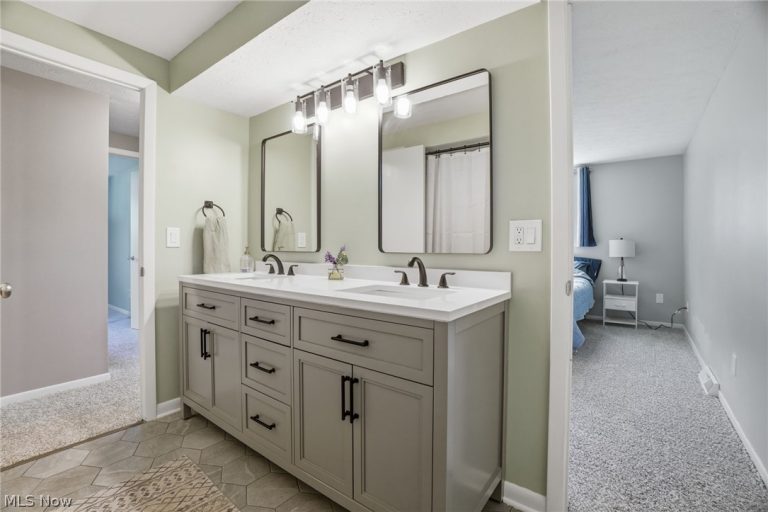 15677 Pinewood Drive, Strongsville, OH - Photo 8