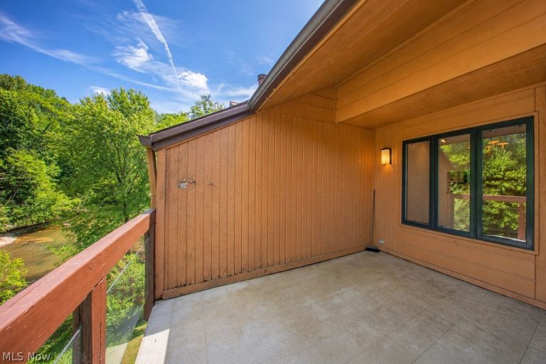 25058 Mill River Road, Olmsted Falls, OH - Photo 4