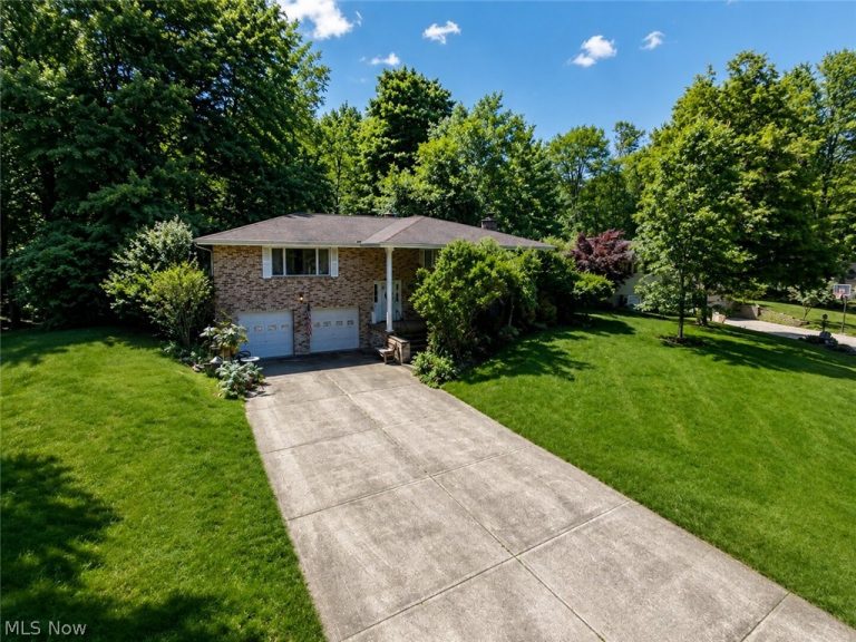 3856 Moonglo Street, Uniontown, OH - Photo 2
