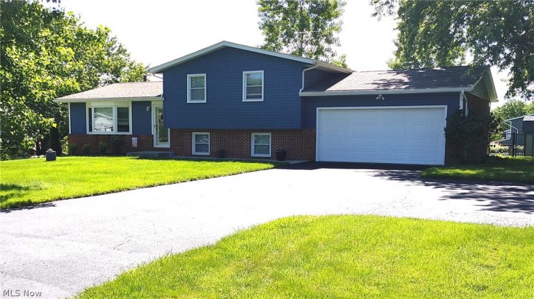 13299 Carnation Avenue, Hartville, OH - Photo 2