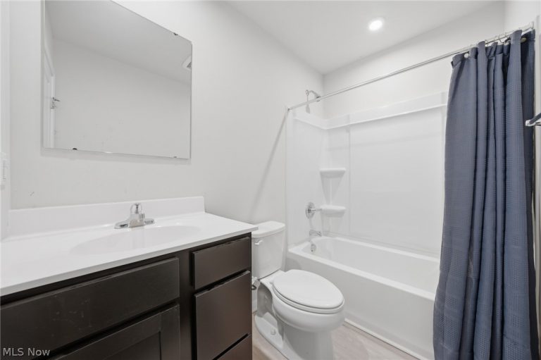 140 Wildflower Drive, Elyria, OH - Photo 8