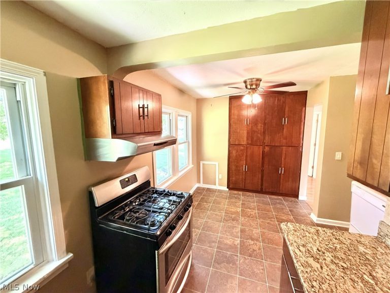 8233 Edgewood Road, Mentor, OH - Photo 4
