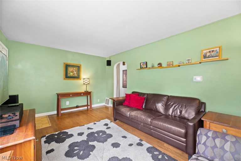 3211 Oakwood Drive, Cuyahoga Falls, OH - Photo 4