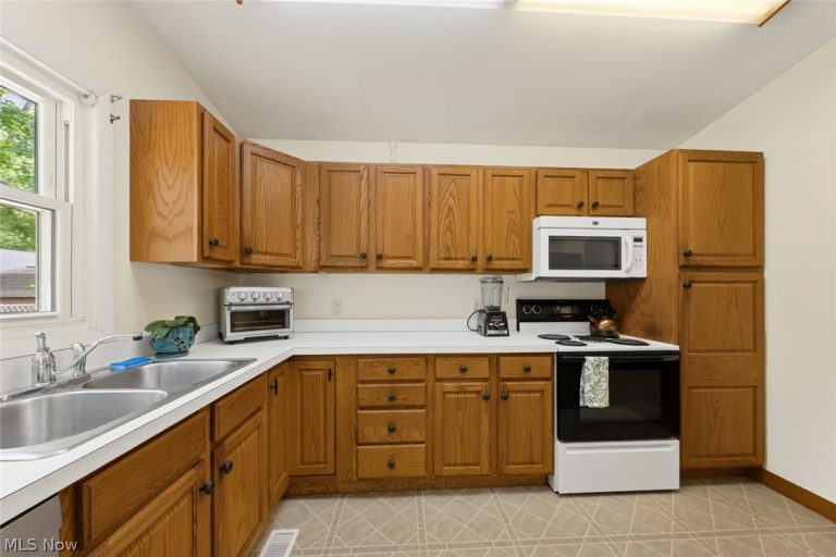 8975 Lindberg Boulevard, Olmsted Falls, OH - Photo 6