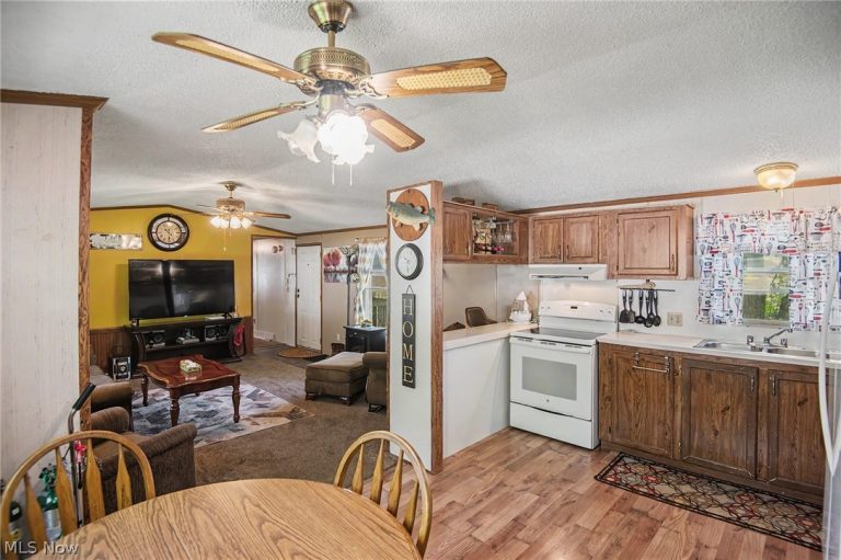 723 Country Pines Drive, Warren, OH - Photo 5