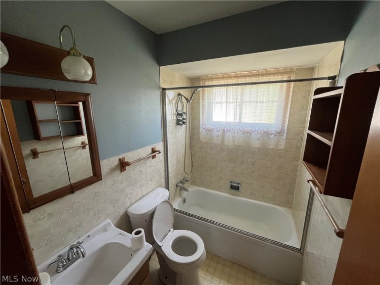 15513 Walvern Boulevard, Maple Heights, OH - Photo 8