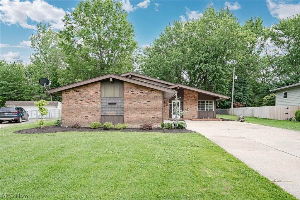 23823 Beaumont Drive, North Olmsted, OH