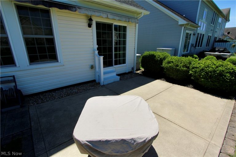 27242 Emerald Oval, Olmsted Twp, OH - Photo 5