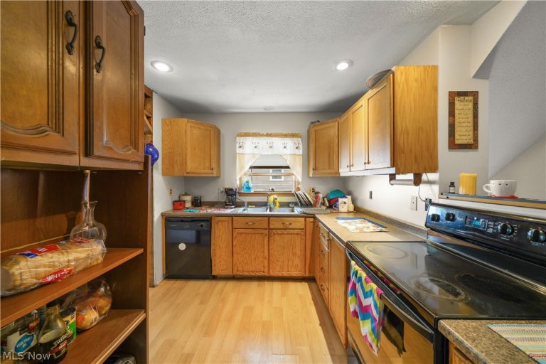 305 Oak Knoll Avenue, Newton Falls, OH - Photo 3