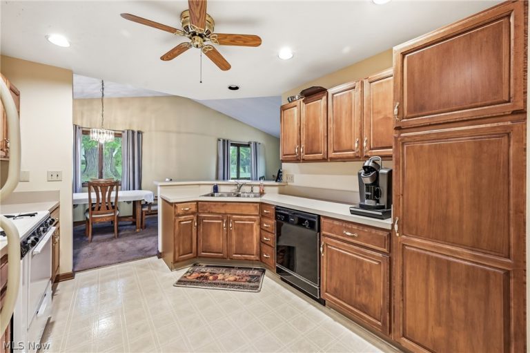 2160 Whispering Meadows, Warren, OH - Photo 4