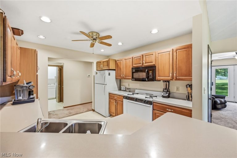 2160 Whispering Meadows, Warren, OH - Photo 5