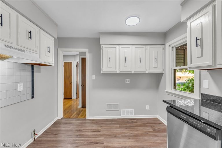 20051 Green Oak Drive, Euclid, OH - Photo 8