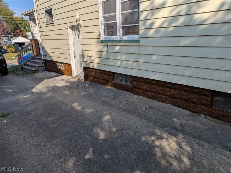 127 Courtland Avenue, Campbell, OH - Photo 2