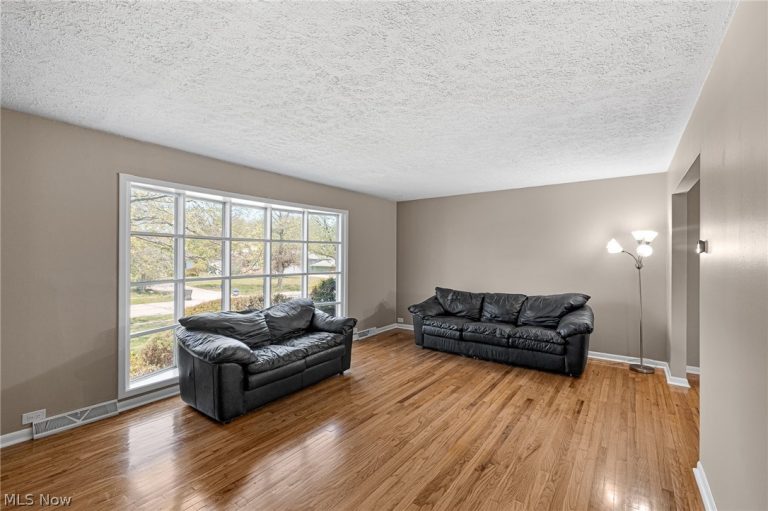 34600 Sharondale Drive, Solon, OH - Photo 2
