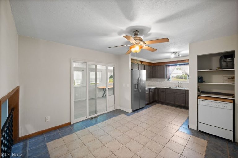 11 Roberts Drive, Belpre, OH - Photo 8
