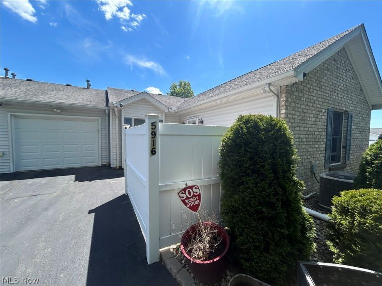 5916 Callaway Circle, Youngstown, OH - Photo 3