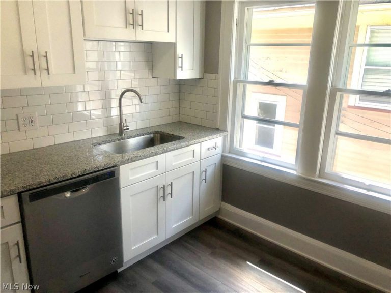 9211 Clifton Boulevard #up, Cleveland, OH - Photo 6
