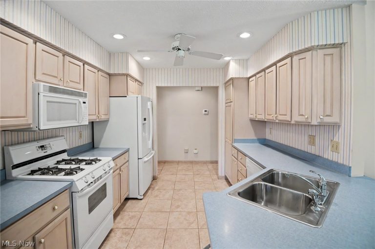 2345 Whispering Meadows Drive #B, Warren, OH - Photo 6
