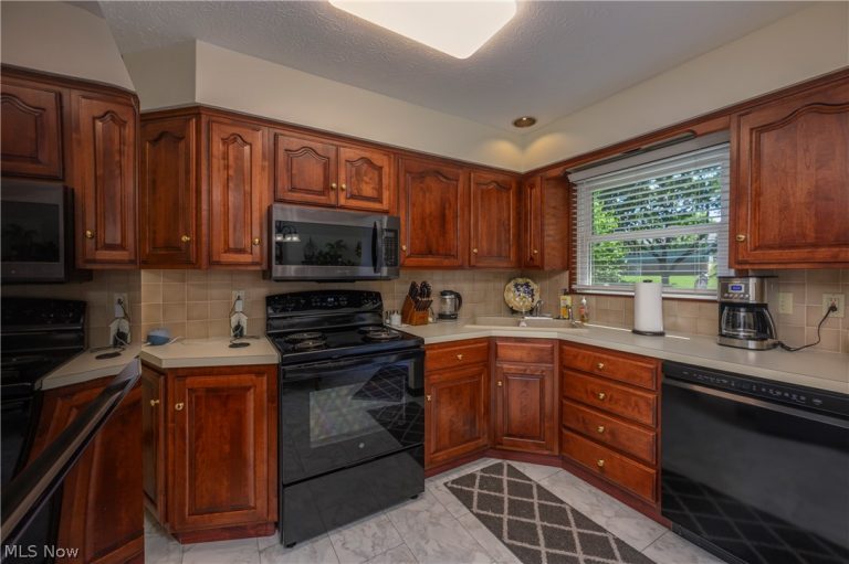 1300 Hyacinth Drive, North Canton, OH - Photo 8