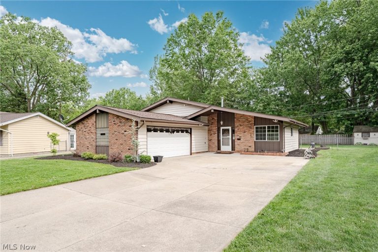 23823 Beaumont Drive, North Olmsted, OH - Photo 2