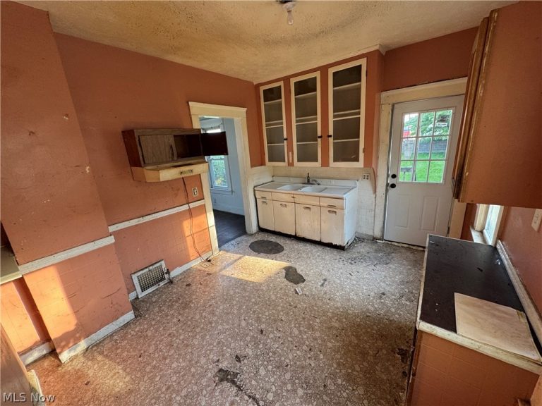 14148 Berwyn Avenue, Cleveland, OH - Photo 3