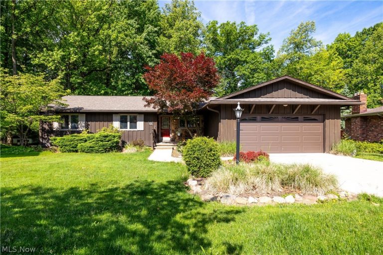 8636 Scarlet Oak Lane, Parma, OH - Photo 2