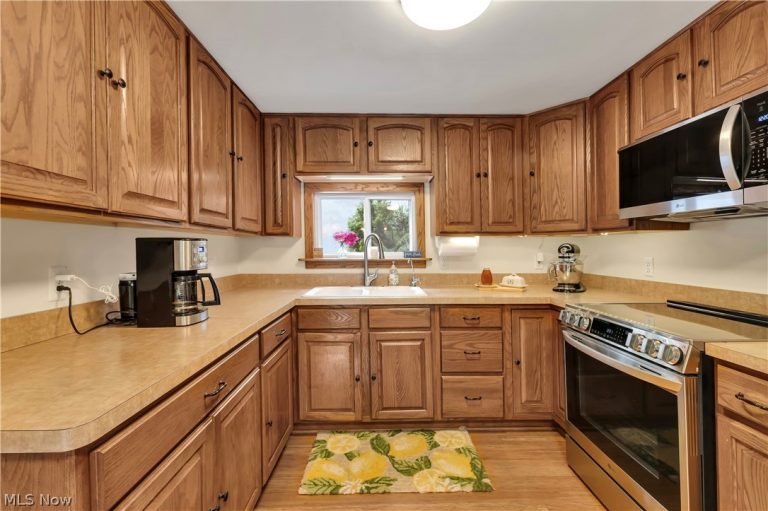 8704 Columbia Road, Olmsted Falls, OH - Photo 2