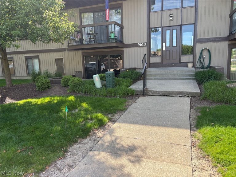 9610 Cove Drive #13b, North Royalton, OH - Photo 2