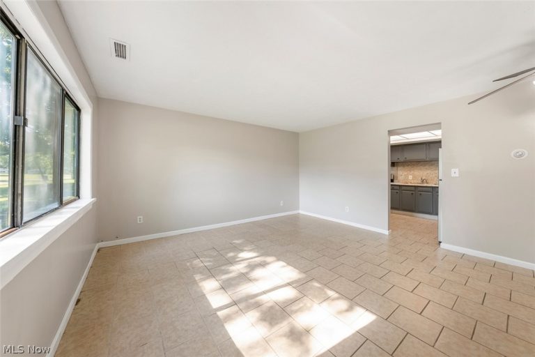 9588 Fernwood Drive, Olmsted Falls, OH - Photo 8