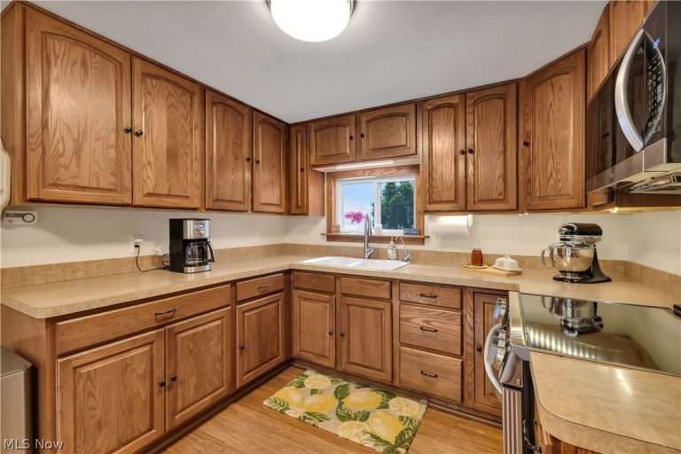 8704 Columbia Road, Olmsted Falls, OH - Photo 3